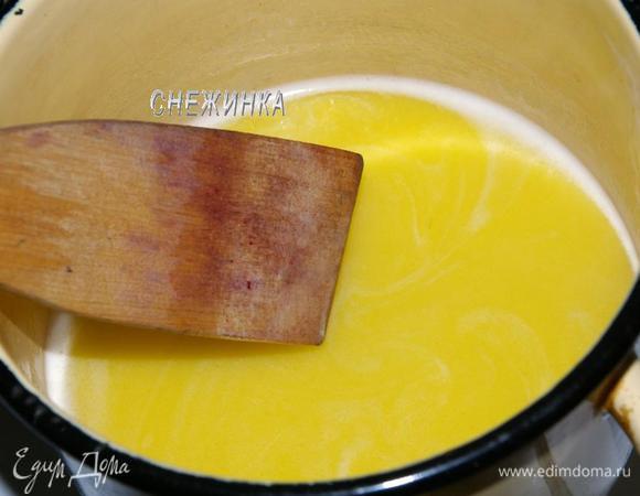 Наливаем в кастрюльку или сотейник воду, ставим на огонь. Солим, кладём сливочное масло, даём ему растаять. Доводим массу до кипения.