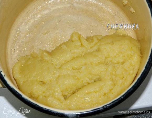 Когда закипит, уменьшаем огонь и всыпаем муку, постоянно активно мешая, пока тесто не будет сбиваться в шар и отставать от стенок кастрюли. Снимаем с огня.