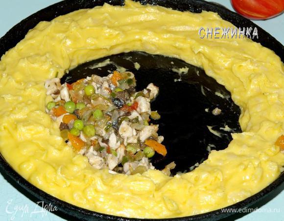 Круглую форму для запекания или сковороду, диаметром не менее 23 см., смазываем маслом. Тесто распределяем так, чтобы посередине осталось отверстие около 15 см. в диаметре.