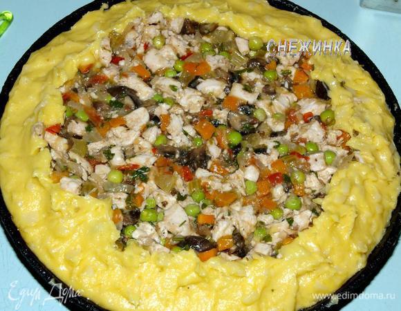 Центр заполняем начинкой. Начинку укладываем плотно. Чтобы всё поместилось, немного вдавливаем края в тесто. 