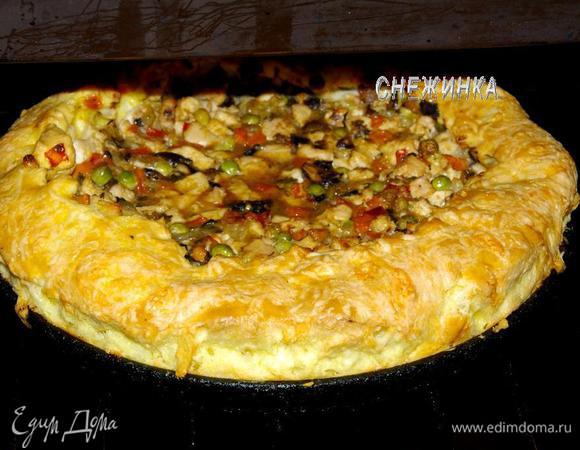 По истечении времени достаём пирог и делаем несколько горизонтальных прорезей по бокам поднявшегося теста, ставим выпекаться еще 10 минут.