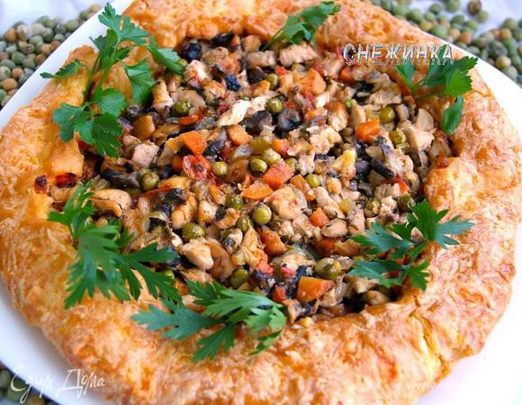 Готовому пирогу даем остыть 10 минут и аккуратно перекладываем на блюдо. После выпечки начинка за счет соуса становится плотнее, поэтому чтобы переместить готовый пирог на блюдо, немного наклоняем форму (или сковороду) и лопаточкой аккуратно продвигаем пирог. Украшаем зеленью и подаем. Приятного аппетита!