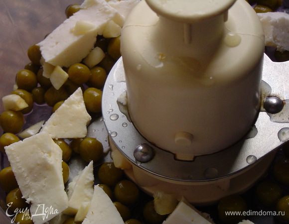 Помещаем в блендер горошек, моцареллу, 1 зубок чеснока и измельчаем до однородной массы,