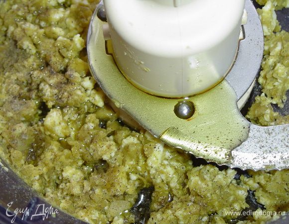 а затем добавляем 0, 5 стол. ложки оливкового масла, 0, 5 стол. ложки сока лимона, соль, перец и специи(по Вашему вкусу) и еще раз тщательно перемешиваем.