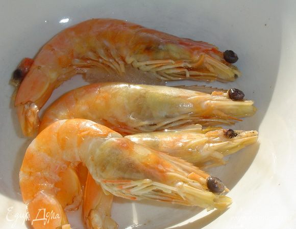 Креветки обжариваем на сливочном масле вместе с половинкой зубчика чеснока и лимонной цедрой(с 0,5 лимона).