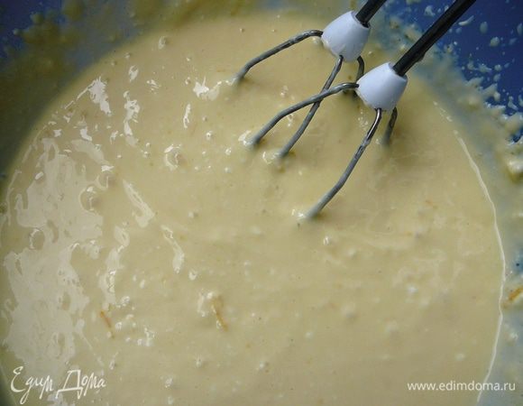 Рецепт приготовления домашнего творога из замороженного кефира здесь. http://www.edimdoma.ru/retsepty/42531-domashniy-tvorog.   Смешать оба вида творога, желтки, крахмал,  лимон с сахаром, сливки. Взбить блендером до получения гладкой однородной массы.