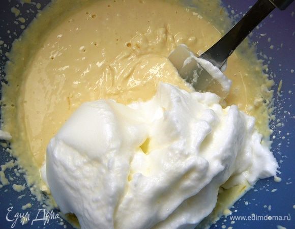 Ввести белки и аккуратно перемешать. По консистенции тесто получается очень воздушным.