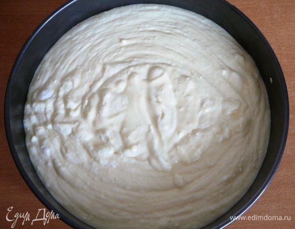 Застелить дно формы бумагой и аккуратно вылить тесто в форму. Духовку разогреть до 180°С. Поставить пирог в разогретую духовку и выпекать 30-40 минут, верх должен получиться с хорошей золотистой корочкой. Желательно духовку во время выпечки не открывать.
Готовый пирог хорошо охладить.