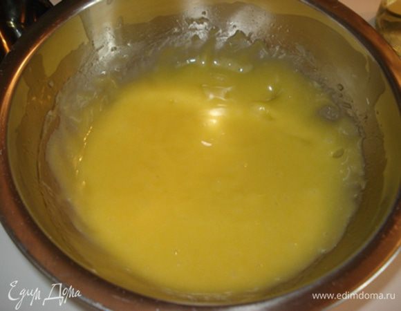 Разогреть духовку до 170°C. Яйцо взбить с солью и сахаром. Во время взбивания добавлять масло. Взбить до плотного состояния. Противень для маффинов застелить пекарской бумагой.