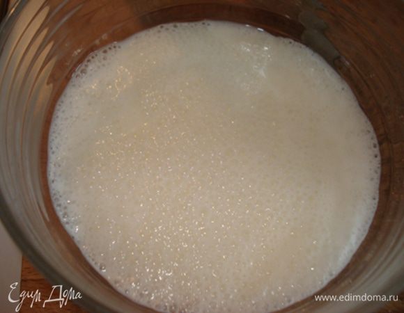 Отдельно соединить молоко с содой и уксусом. Подождать, пока не перестанет шипеть.