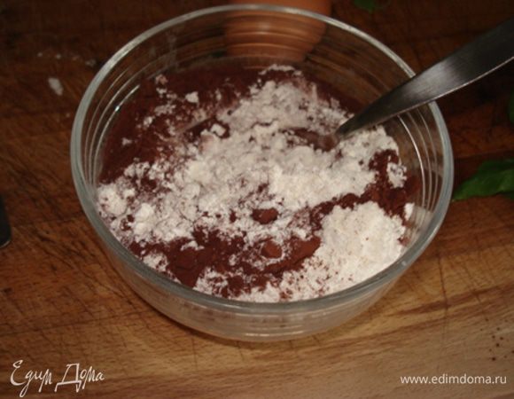 Муку соединить с какао, просеять дважды.