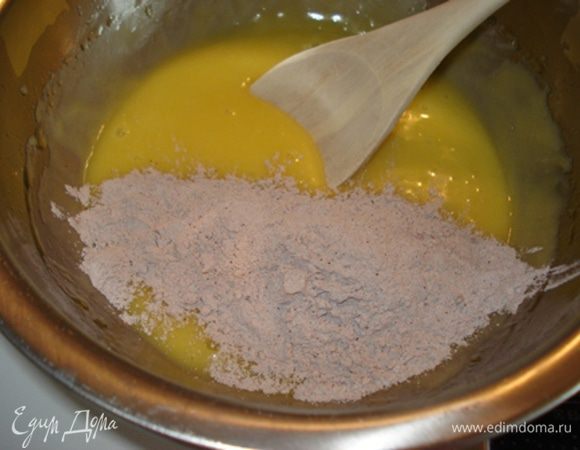 В яичную смесь всыпать 1/3 сухой смеси, перемeшать до объединения.
