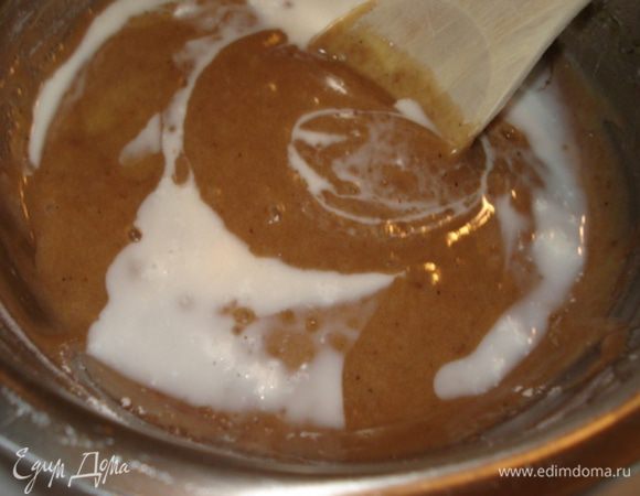 Влить половину молока, перемешать. Повторить со следующей 1/3 муки и оставшимся молоком то же самое. Затем всыпать оставшуюся муку, добавить краситель, перемeшать до объединения.