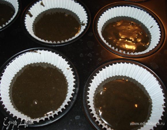 Разлить тесто по формочкам, выпекать 25 мин.