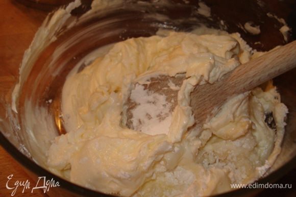 Приготовить крем. Сыр растереть. Добавить экстракт ванили и сахарную пудру, перемешать до объединения.
