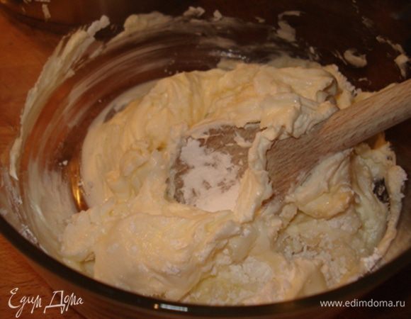 Приготовить крем. Сыр растереть. Добавить экстракт ванили и сахарную пудру, перемешать до объединения.