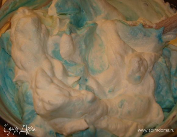 Сливки взбить в густую пену и вмешaть в сырную массу. Перeложить крем в кулинарный шприц и украсить пирожные.