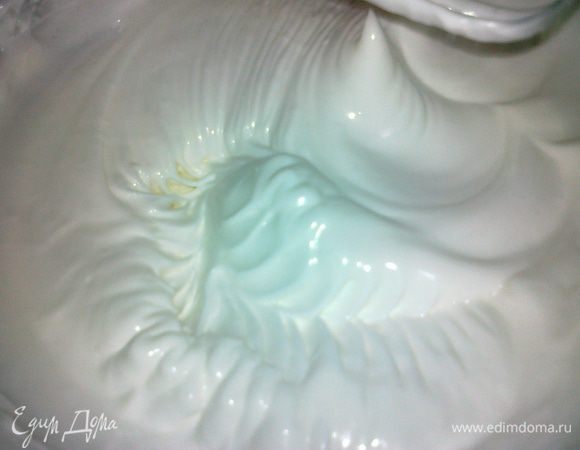 готовим бисквитное тесто - желтки отделяем от белков с 4 яиц, один белок отставляем в сторону, теперь 3 белка взбиваем в пену, добавляем 60 г сахара и лимонный сок и взбиваем до мягких пиков 