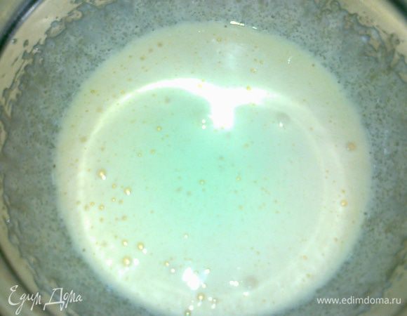 желтки растираем с 40 г сахара до кремообразного состояния 