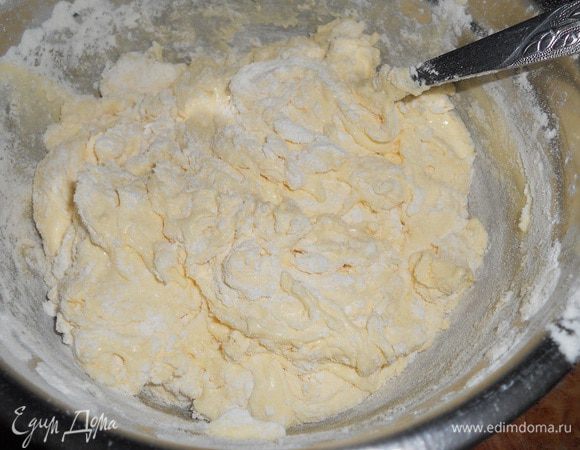 в желтки добавляем половину муки и аккуратно перемешиваем 