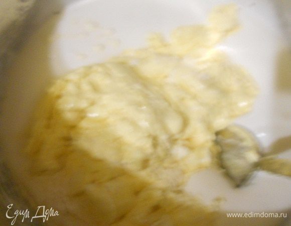 желтковую массу добавить в белковую и осторожно перемешать. добавляем в яйца 1 ст.л. муки, хорошо перетираем 