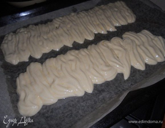 половину теста кладем в кондитерский мешок и выкладываем такими полосочками как на фото плотно друг к другу на противень, застеленный бумагой для выпечки, выпекать при т.170 около 15 мин.