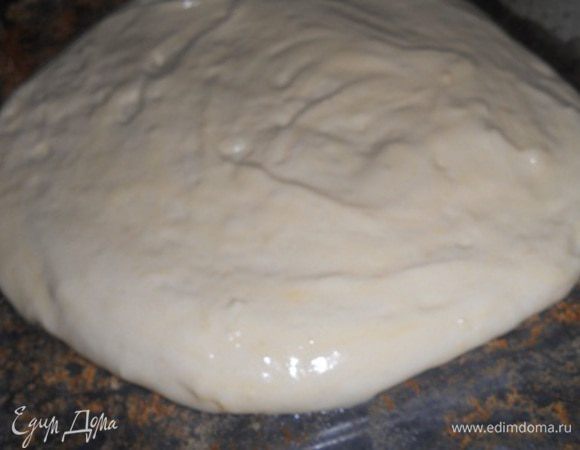 когда полосочки испекли,остальное тесто кладем на бумагу для выпечки и разравниваем по размеру формы в которой будете собирать торт и в духовку при т. 170 гр. на 20-25 мин., затем бисквит остужаем 