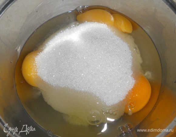 теперь делаем крем - яйца растираем с сахаром и ван. сахаром 
