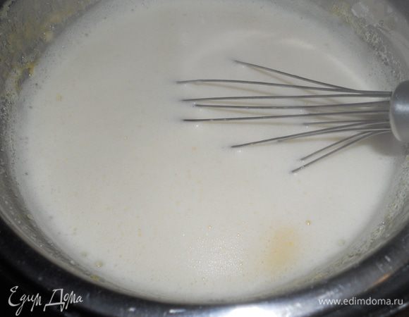 добавляем молоко и перемешиваем,ставим на водянную баню и варим крем,помешивая до того момента как загустеет 