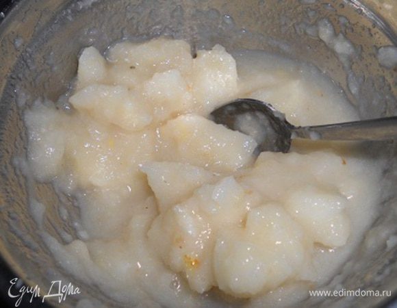 груши немного проварить и перетереть в пюре (у меня получилось 3 крупных груши) 