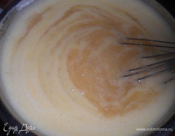 грушевое пюре добавляем в крем,желатин залить водой,когда набухнет распустить на водяной бане и добавить в крем,хорошо перемешать, крем поставить остывать в миску с холодной водой,время от времени помешивая