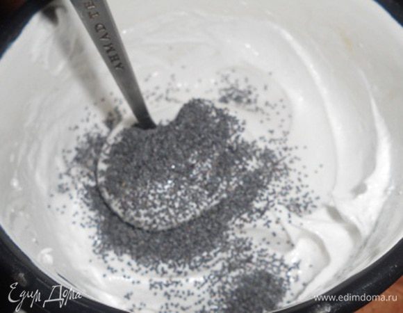 белок который отлаживали взбиваем с щепоткой соли в крепкую пену, добавляем сахар и лимонный сок и взбиваем до крепких пиков так, чтобы ложка в белках стояла,добавляем мак и перемешиваем