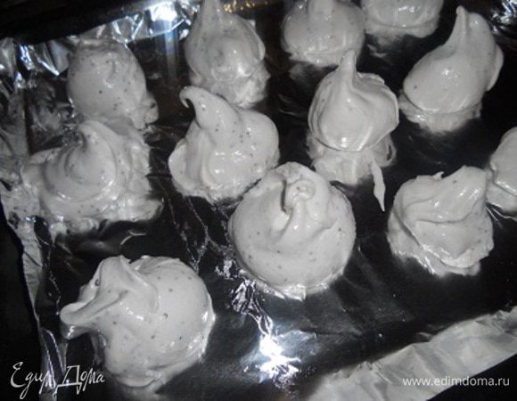 высаживаем белки через кондитерский рукав на противень застеленный бумагой или фольгой в духовку на 30 мин. при т. 90-100 гр.