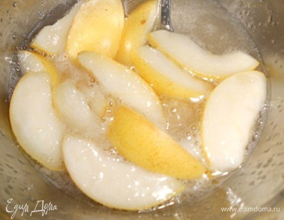 перемешать воду с сахаром (которая для украшения), поставить на плиту, очистить груши и нарезать кусочками и положить в воду сахаром, проварить несколько минут, помешивая и снять с огня, поставить остужать