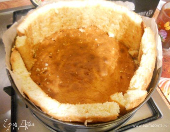 собираем торт... берем разъемную форму, низ и бока выстилаем бумагой для выпечки, на низ кладем бисквитный корж (обрезать края немного, чтобы можно было просунуть бисквитные бока), ставим плотно к коржу наши бисквитные бока