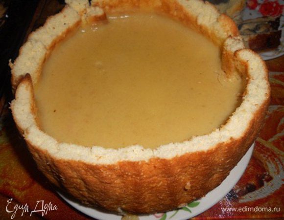 заливаем наш остывший грушевый крем и ставим в холодильник на час