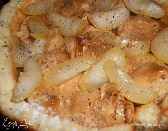 достаем из холодильника, выкладываем плотно сверху застывшего крема готовые меренги, карамелизированные груши и карамель в которой варили груши поливаем сверху,посыпаем немного маком