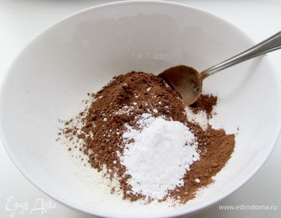 Смешать муку, пудру, разрыхлитель, какао,соль, ванилин.