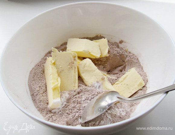 Добавить масло кусочками и перетереть все в крошку. Влить ледяную воду и быстро замесить тесто.