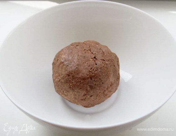 Тесто сильно не вымешивать, чтобы оно не таяло от тепла рук. Накрыть пленкой и поставить в холодильник на 20 минут.