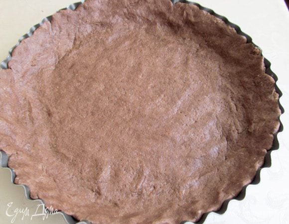 Тесто распределить по форме. Наколоть вилкой, сверху выложить пергамент и какой-нибудь груз- горох, фасоль, чтобы при выпечке не дать тесту подняться.Выпекать около 30 минут, при 180 г. Вынуть и остудить.