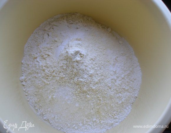 Смешать муку, кукурузную муку, разрыхлитель, соль и сахар.