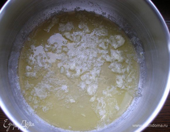 Масло растопить в сотейнике, добавить чеснок. Держать на огне, пока не начнет пениться. Снять с огня.