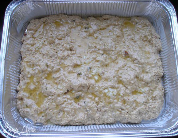 Тесто выложить в форму, смазанную маслом (или устланную пергаментом). Сверху равномерно сбрызнуть "чесночным" маслом.