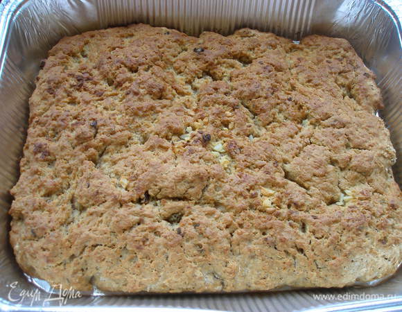 Выпекать 30-35 мин. при 200С или пока пирог не зарумянится. Вкуснее всего он теплый:) 