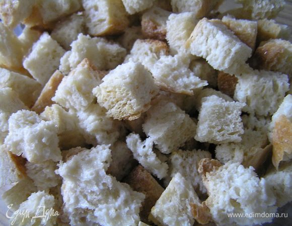 Хлеб нарезать кусочками, замочить в молоке на несколько часов (мне хватило 1,5 часа).