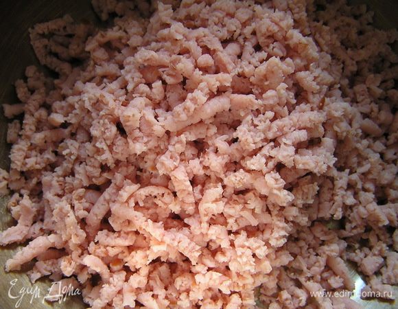 Мясные изделия  провернуть через мясорубку.