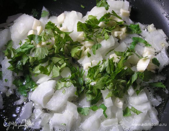 Лук, чеснок и петрушку измельчить и обжарить на сливочном масле (у меня смесь растительного и сливочного).