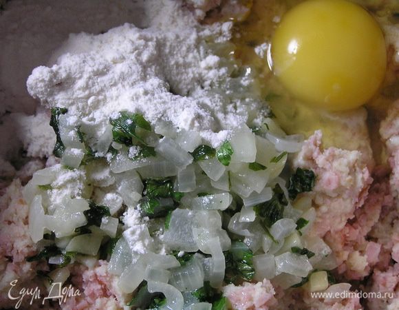 К размоченному хлебу добавить фарш из мясных изделий, обжаренные овощи в сковороде, яйца и муку, перемешать.