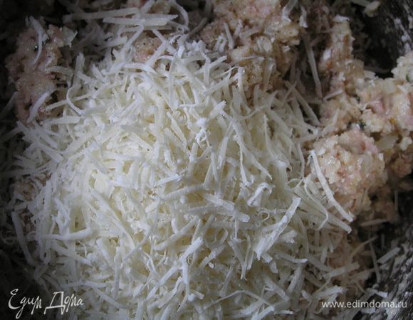 Попробовать смесь, посолить, поперчить по вкусу и добавить тертый пармезан. Тщательно перемешать.